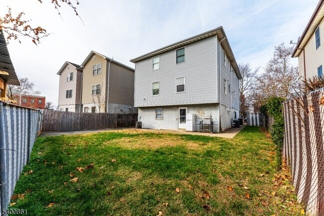 Building Photo - 466 Lidgerwood Ave