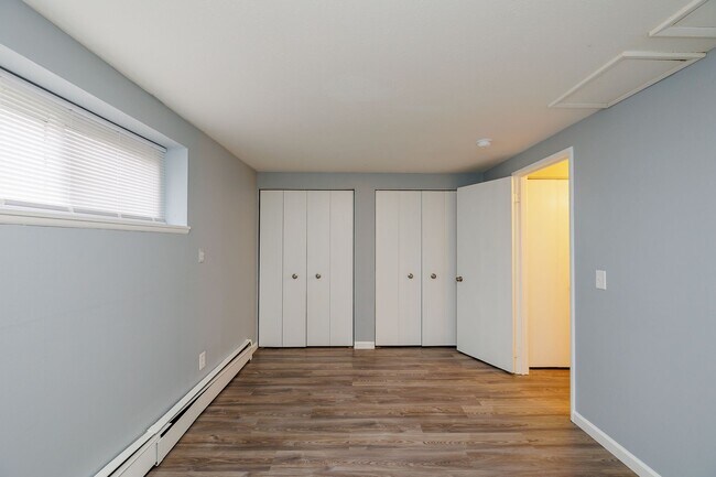 Building Photo - 3rd floor completely renovated and new owners