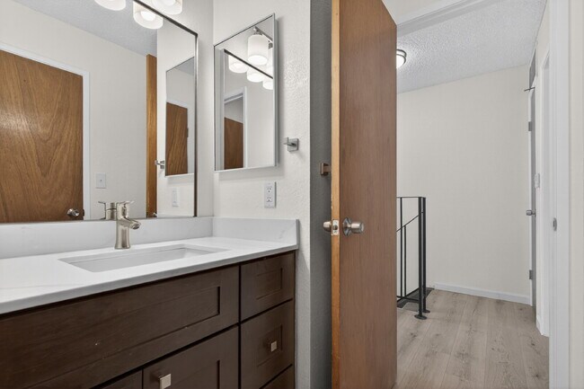Building Photo - Spacious Condo in Santa Clara - Easy Commute!