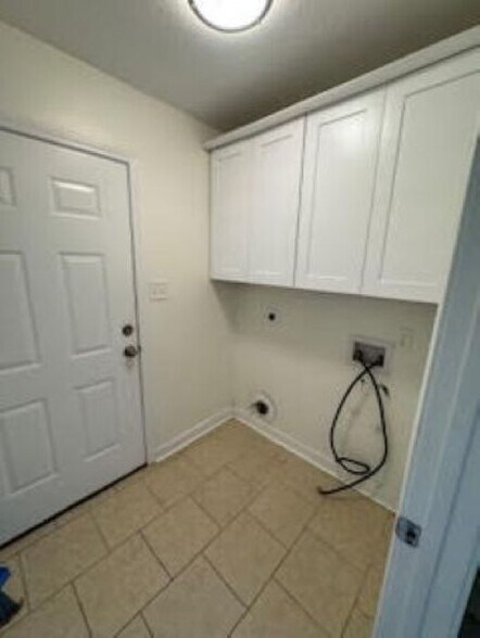 laundry - 10713 Plummer Cir