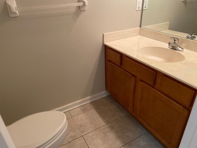Building Photo - Beautiful Spacious Home in Deland