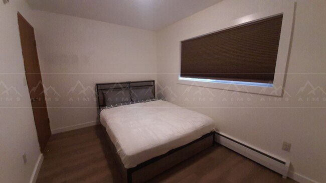 Building Photo - 933 W 20th Ave