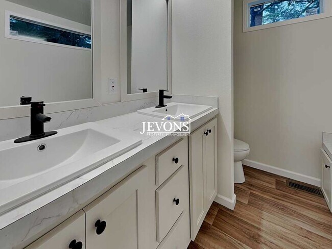 Building Photo - Rent Ready!