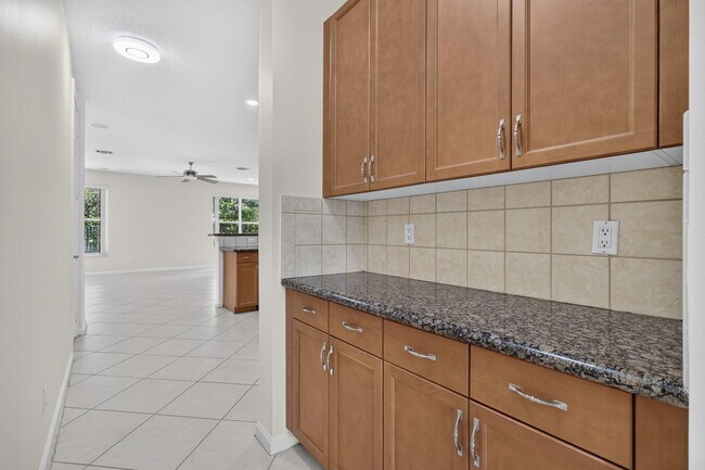 Building Photo - 9479 Sedgewood Dr