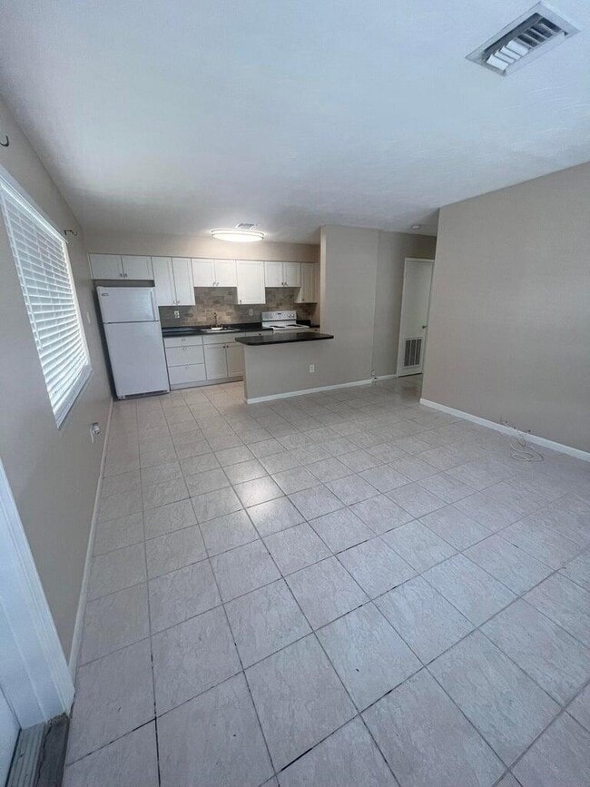 Building Photo - 1037 N Victoria Park Rd