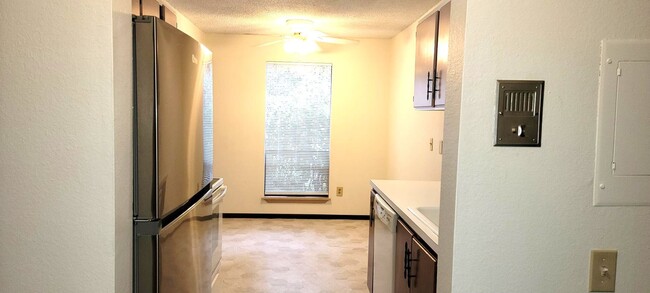 Building Photo - Lynnwood Charming 1 BD / 1 BA Condo