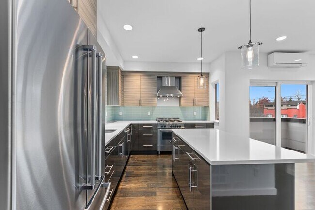 Building Photo - Stunning Modern Air-Conditioned in Coveted...