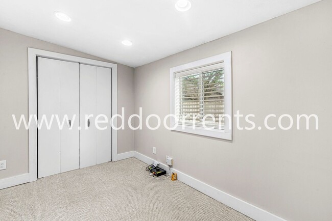 Building Photo - 2028 Hoyt Ave