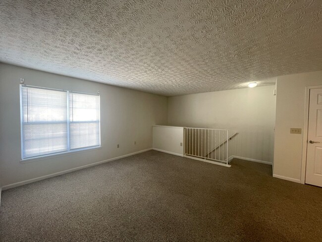 Building Photo - 5566 Garden Ridge