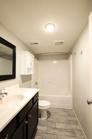 Building Photo - 1351 E Cherry St