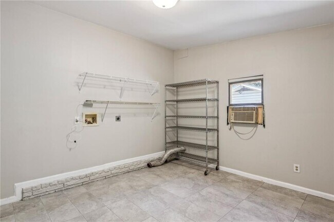 Building Photo - 2762 Dresden Dr