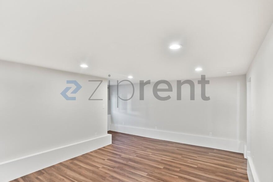 Building Photo - 6000 Bayview Ave