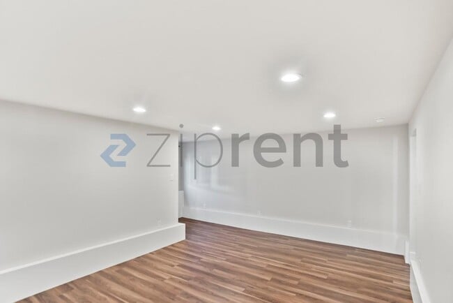 Building Photo - 6000 Bayview Ave