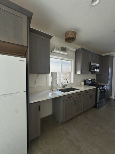 Building Photo - 69 Oak St