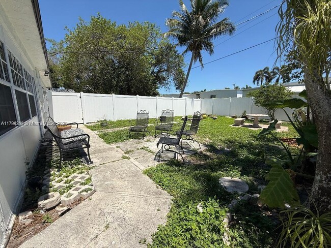 Building Photo - 5160 SW 26th Ave