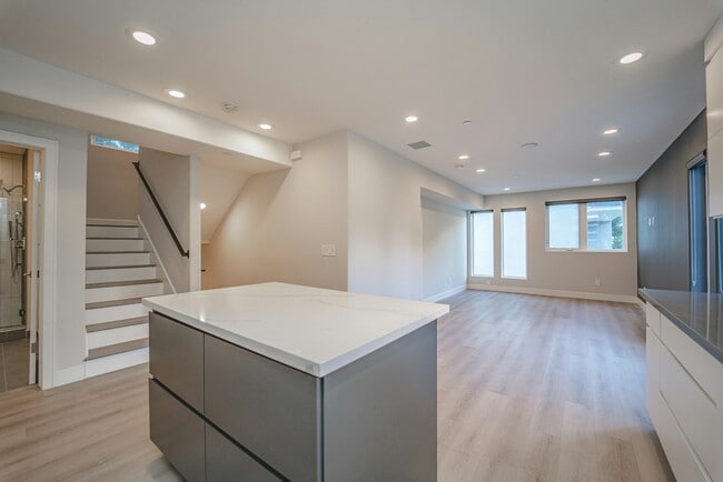 Building Photo - 2115 Holly Dr