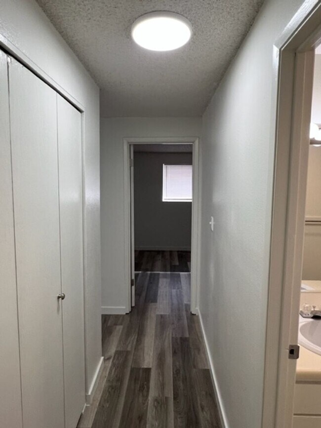 Building Photo - REMODELED 2 BEDROOM TOWNHOME