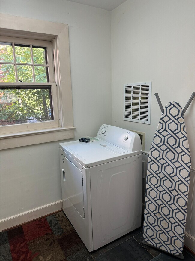 Building Photo - 3085 Fairmount Blvd