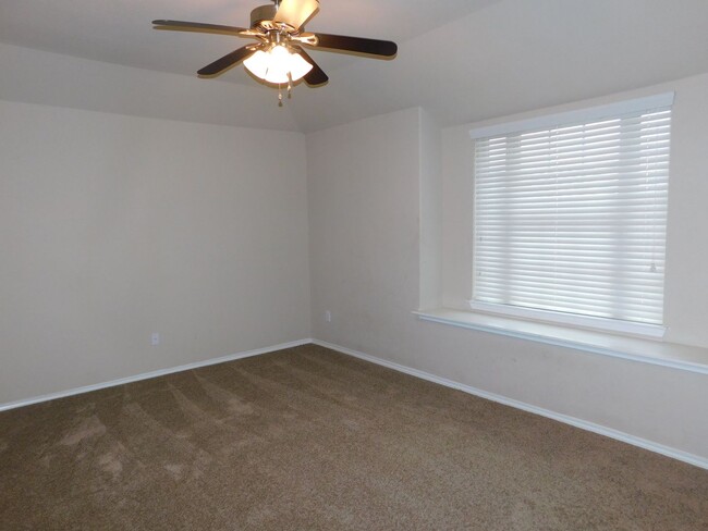 Building Photo - Beautifully maintained 3-bedroom, 2-bath home