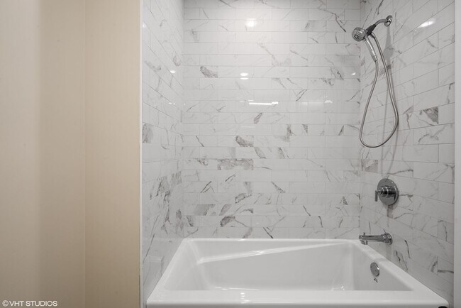 Building Photo - Top Floor 1 Bed 1 Bath Pet Friendly New Co...