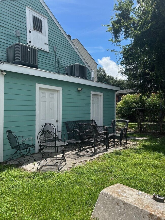 Building Photo - 2030 Bienville St