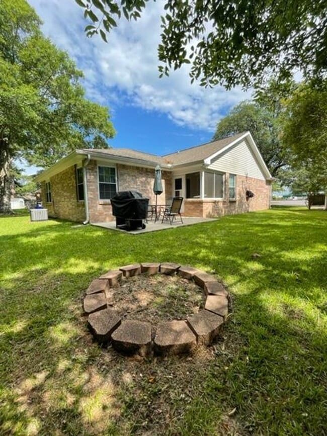Building Photo - Ocean Springs home with convenient location!