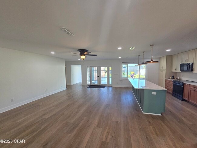 Building Photo - 920 W Beach Dr