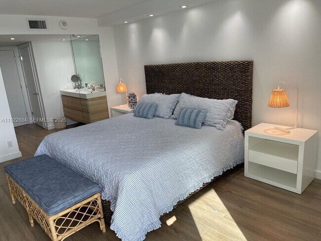 Building Photo - 100 Bayview Dr