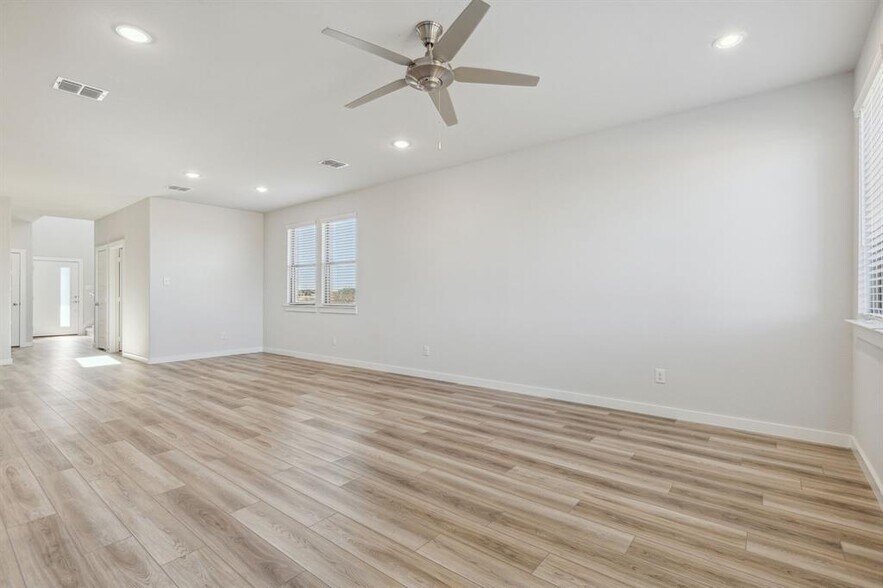 Building Photo - 907 Hazel Dr