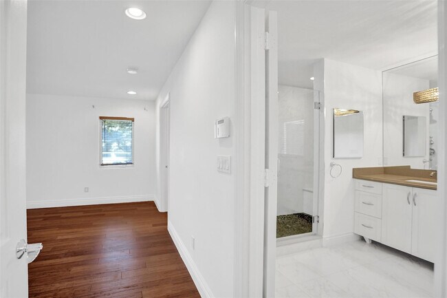 Building Photo - 26 Cayuga Rd