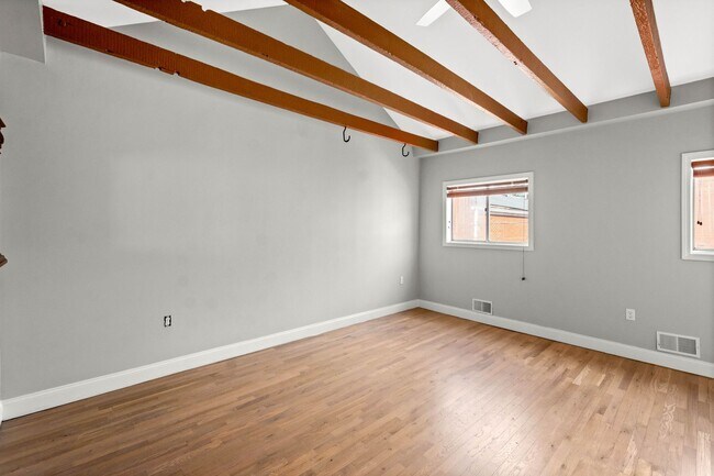 Building Photo - Beautifully Renovated 3 bed, 3 bath Home in the Southside Flats