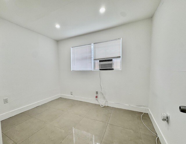 Building Photo - 724 NW 3rd Ct