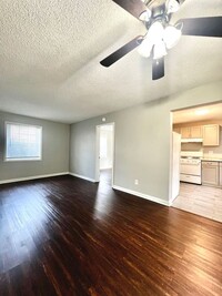 Building Photo - Overton Square Neighborhood Spacious 1bd/1ba!