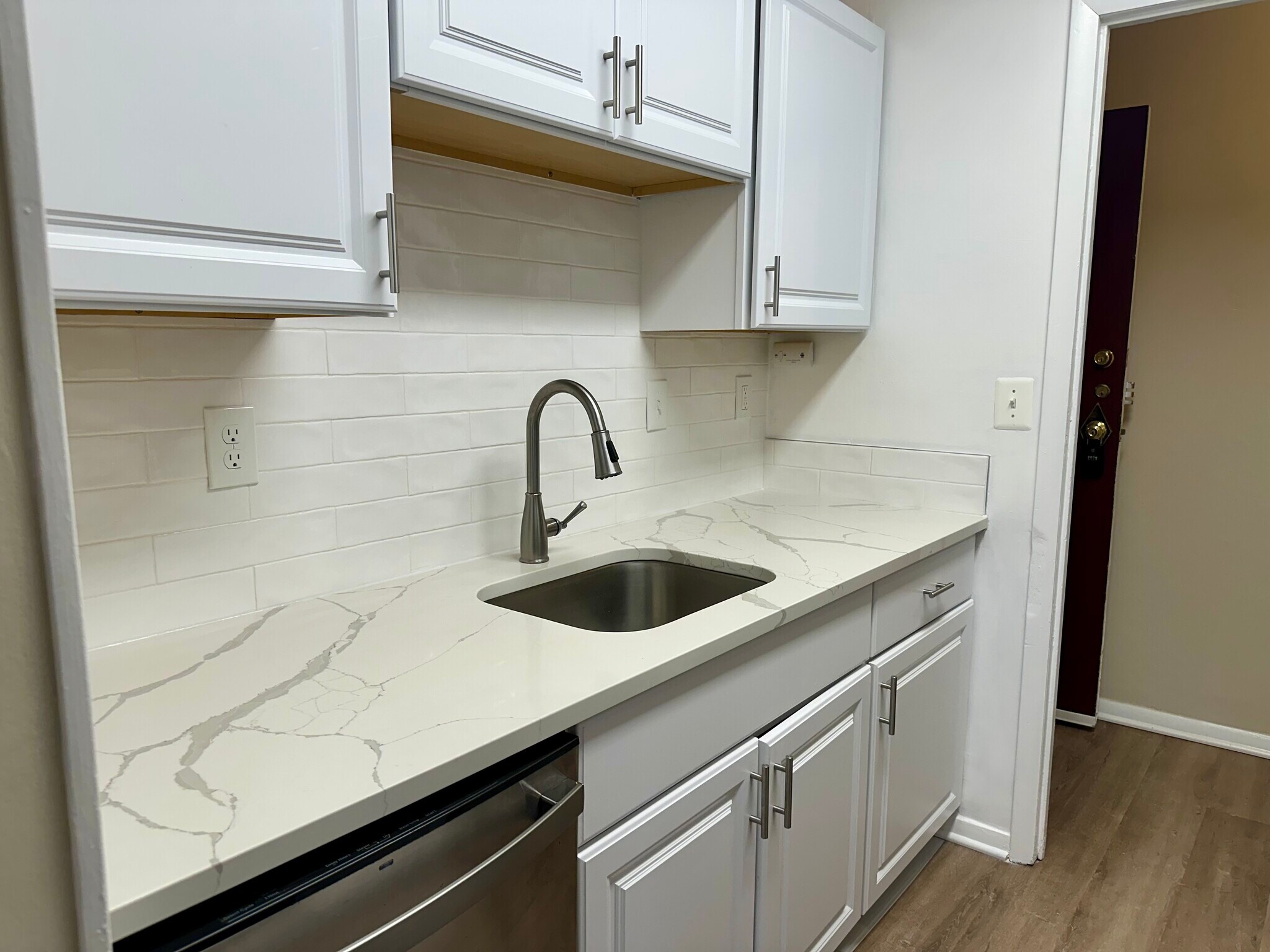 Building Photo - 3945 Lyndhurst Dr