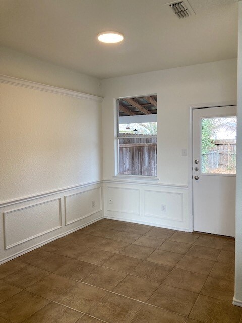 Building Photo - 618 E Theissen St