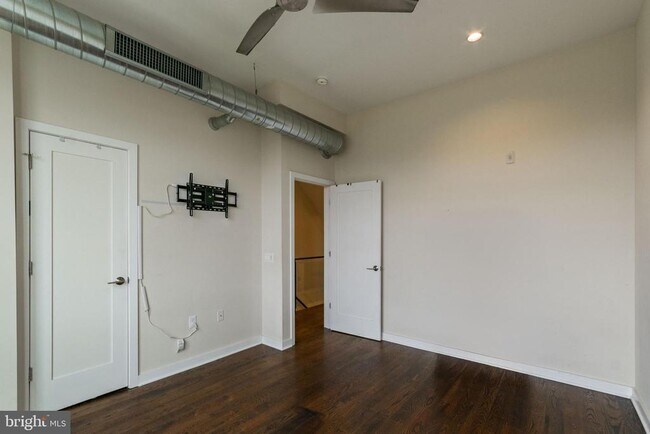 Building Photo - 1247 E Columbia Ave