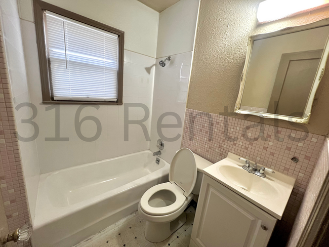 Building Photo - $925 - 3 bed 1 bath home - Single Family Home