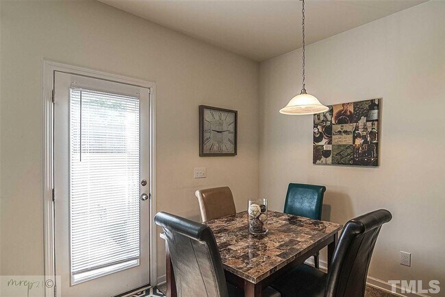 Building Photo - Room in 4 Bedroom Home at Bluegrove Rd