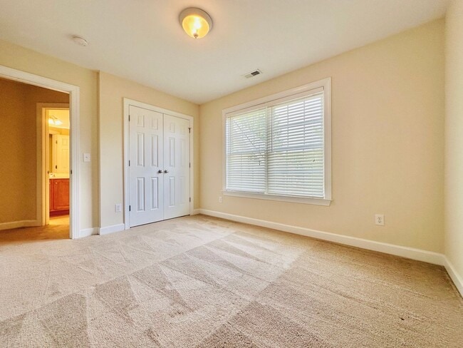 Building Photo - 5 BD, 4 BA Beautiful Wakefield Home