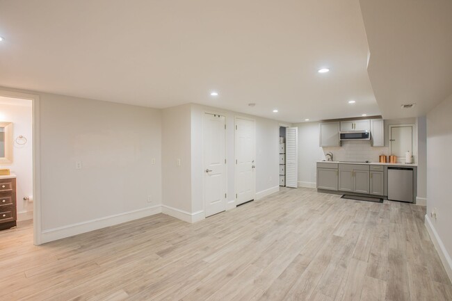 Building Photo - Amazing 1 BR/1 BA Apartment in Woodridge!