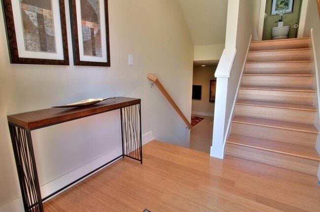 Building Photo - 3 bedroom in Seattle WA 98105