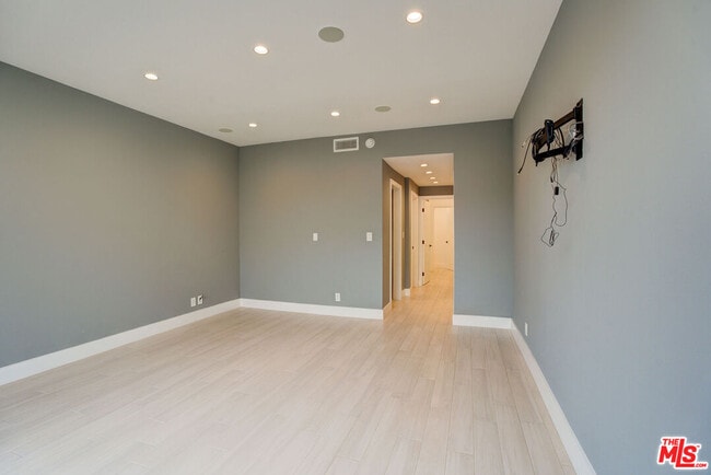 Building Photo - 423 N Palm Dr