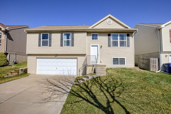 Primary Photo - Bright & Spacious Elkhorn Home with Finish...