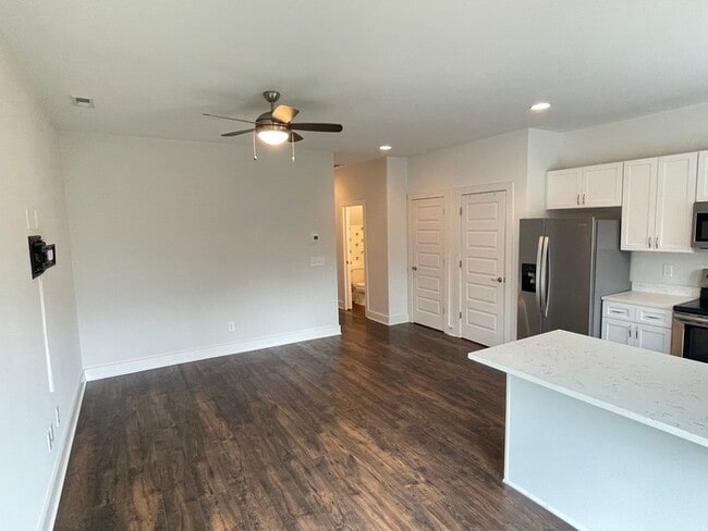 Building Photo - Off Stewart's Ferry Pk in Donelson with fe...