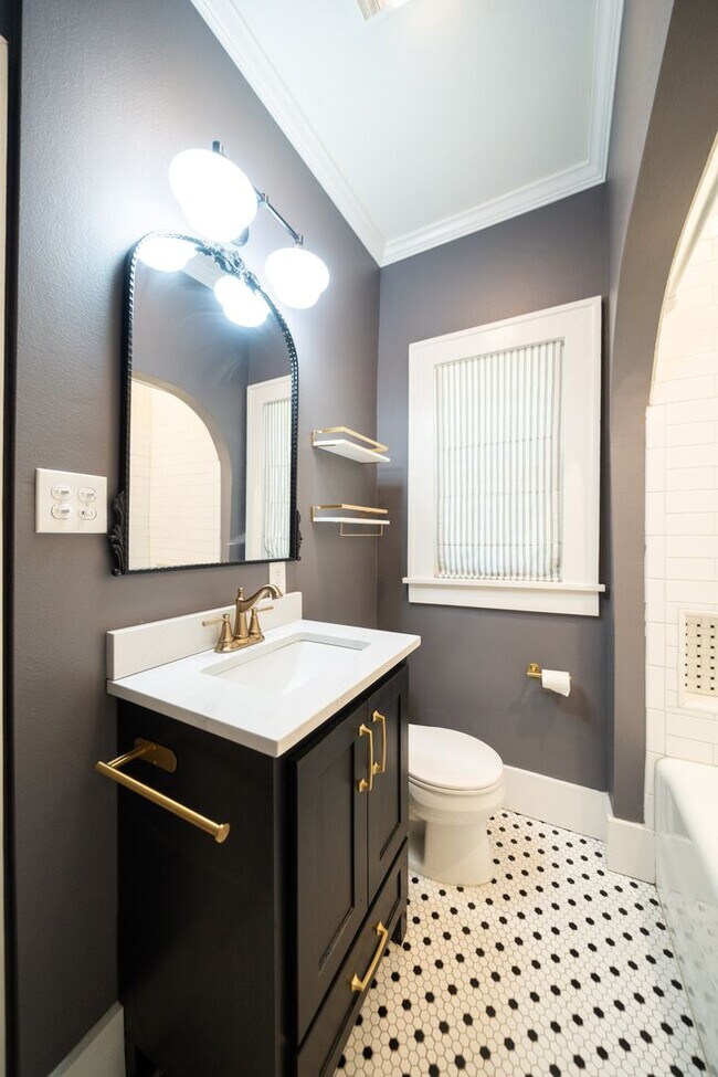 Building Photo - Charming home, great condition!