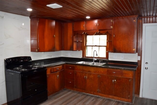 Building Photo - 2021 Ducros St