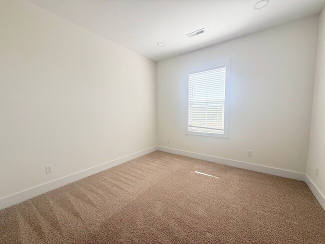 Building Photo - 1347 Belfair St