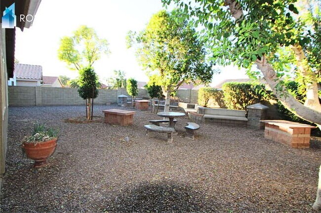 Building Photo - Gorgeous 4-bedrooms, 2-baths home with den in Peoria!