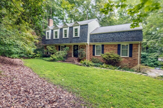 Primary Photo - Spacious Colonial in Queens Lake
