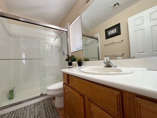 Building Photo - Beautifully Maintained Home Near Schools & Shopping!